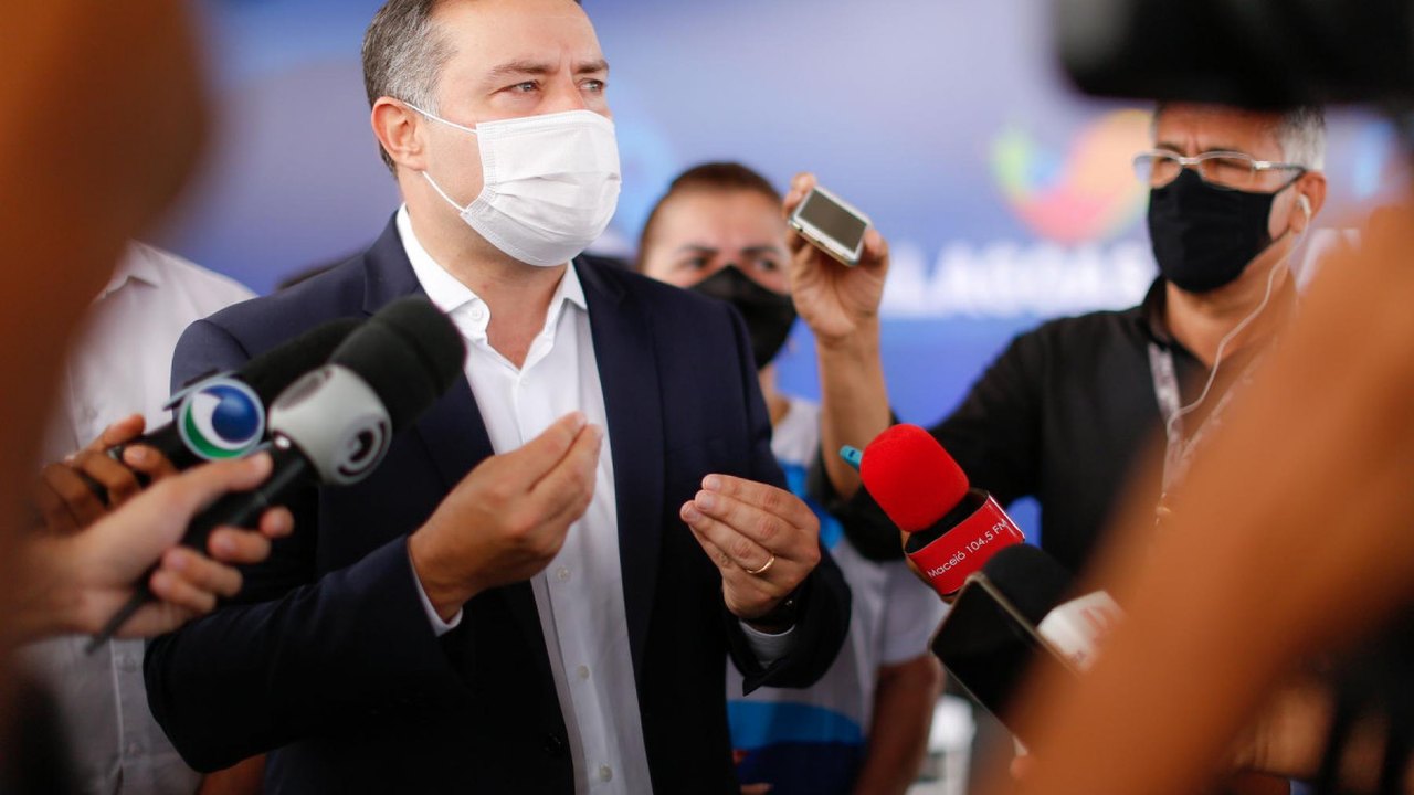 Alagoas aplicará dose de reforço em profissionais de saúde e em idosos com 60 anos ou mais, anuncia governador