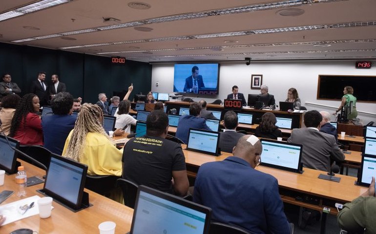 Comissão especial analisa parecer sobre proposta que anistia partidos políticos com irregularidades