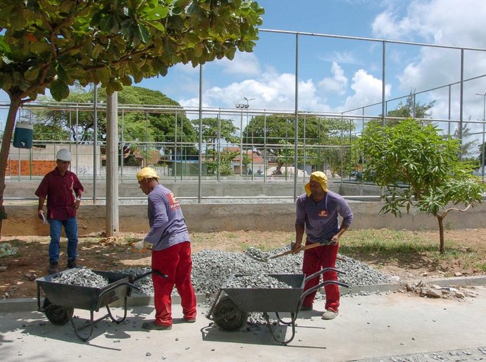 Obras de revitalização avançam na Praça da Faculdade