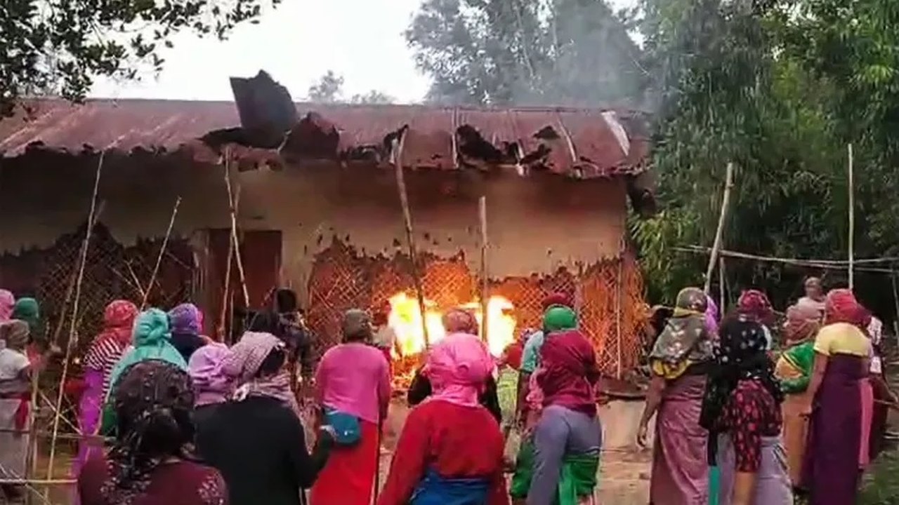 Grupo incendeia casas de suspeitos de obrigar mulheres a desfilarem nuas na Índia