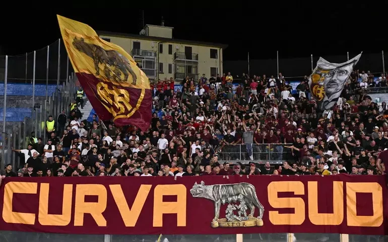 Torcida da Roma entoa cânticos fascistas antes de jogo em Pisa