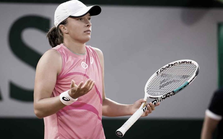 Swiatek cai nas oitavas pelo segundo WTA seguido e Medvedev avança em Cincinnati