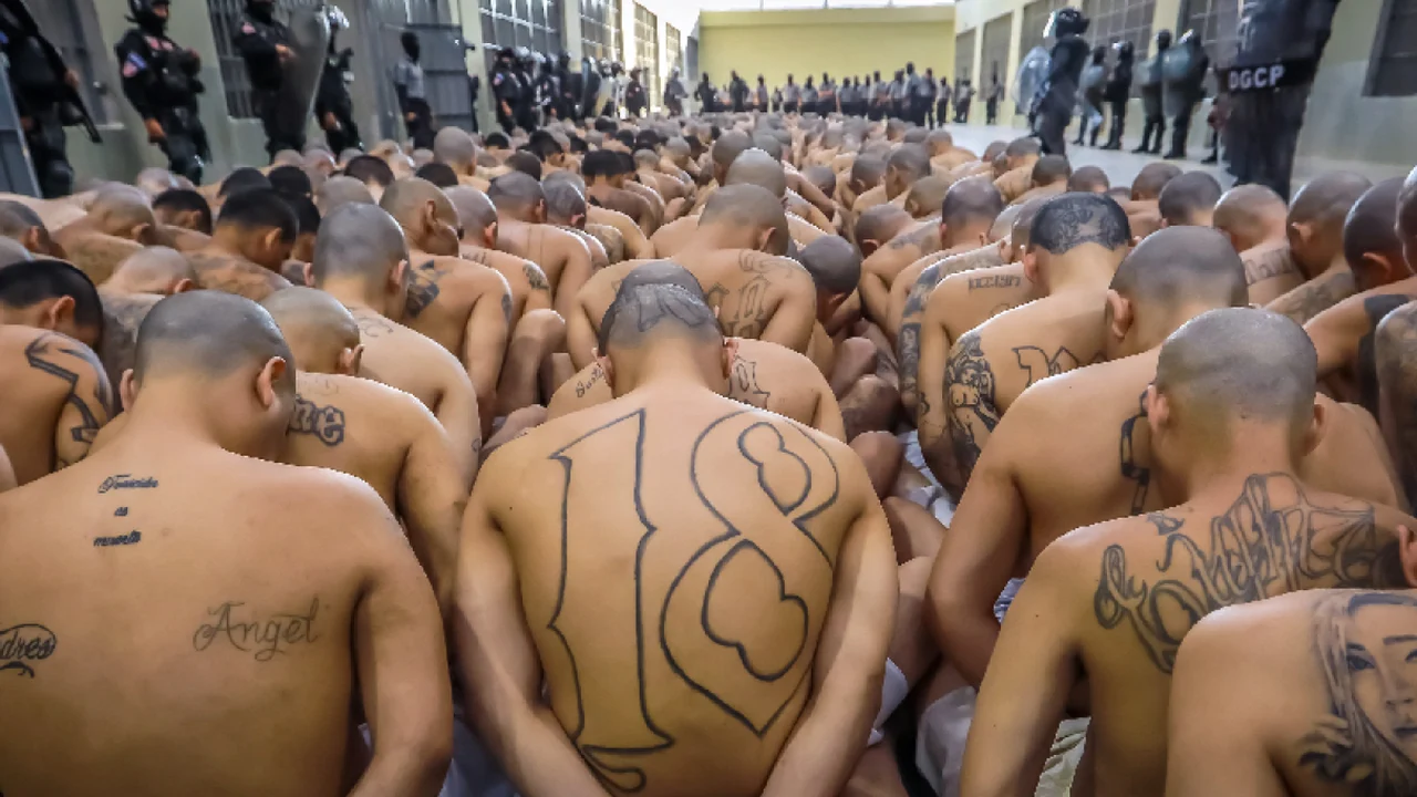 Tortura e prisão: quase 3 mil menores detidos em El Salvador sob regime de exceção, diz relatório