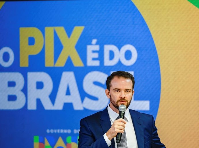 Dario Durigan faz balanço da economia e ressalta que o Brasil de hoje paga menos tributo