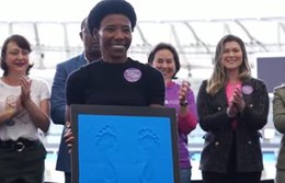 Ex-jogadora Pretinha entra para calçada da fama no Maracanã