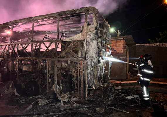 Incêndio atinge garagem e destrói veículos em Igaci, no interior de Alagoas