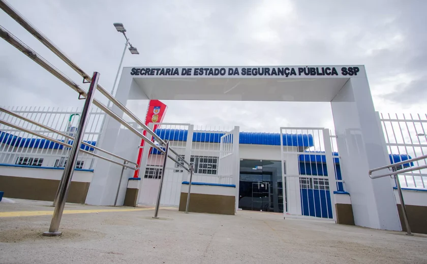 Homem procura a polícia para denunciar a ex-companheira e acaba preso com simulacro