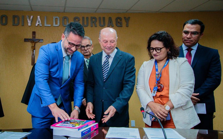  Paulo Dantas entrega balanço 2023 ao TCE e destaca capacidade de investimentos do Estado  