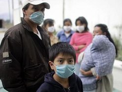 Moradores da cidade mexicana de Xonacatlán vestem máscaras cirúrgicas, próximo à casa onde mora um dos mortos pelo surto de gripe suína no país