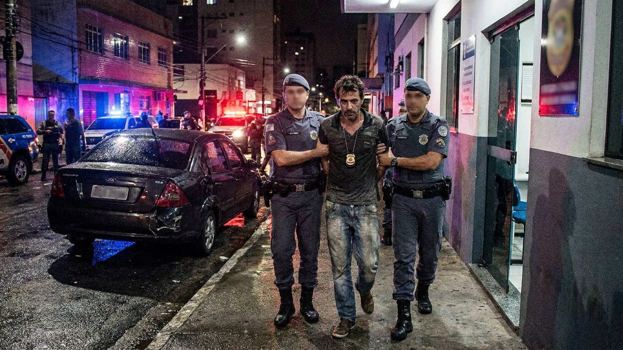 Policial civil com sinais de embriaguez é levado à delegacia após acidente no Farol