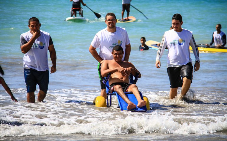 Prefeitura disponibiliza cadeiras especiais para banho de mar