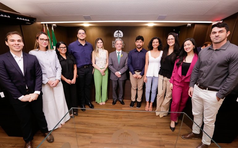 Presidente Fábio Bittencourt empossa dez técnicos judiciários