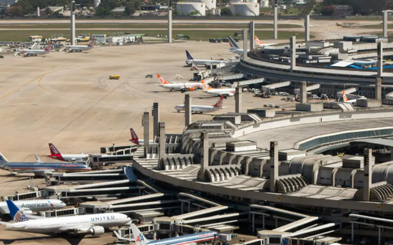 Homem é encontrado morto após viajar escondido em compartimento de avião