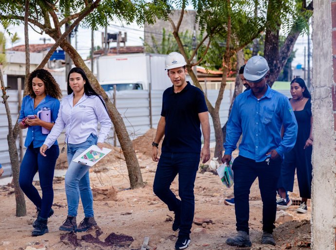 Vice-prefeito e titular da Seminfra vistoria obras de praças na parte alta de Maceió