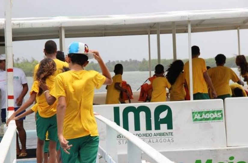 Barco-escola do IMA recebe alunos de escola particular de Salvador, BA