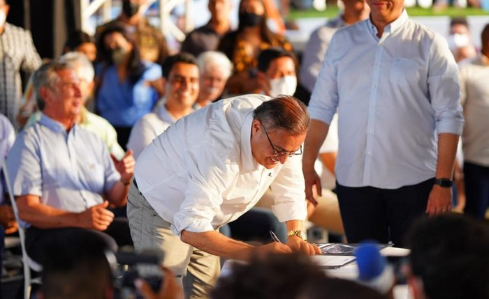 João Caldas,assinando como testemunha na liberação da Ordem de Serviço da obra