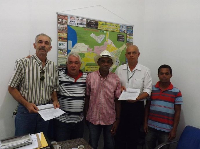 Penedo realiza aquisição de duas caçambas e uma retroescavadeira