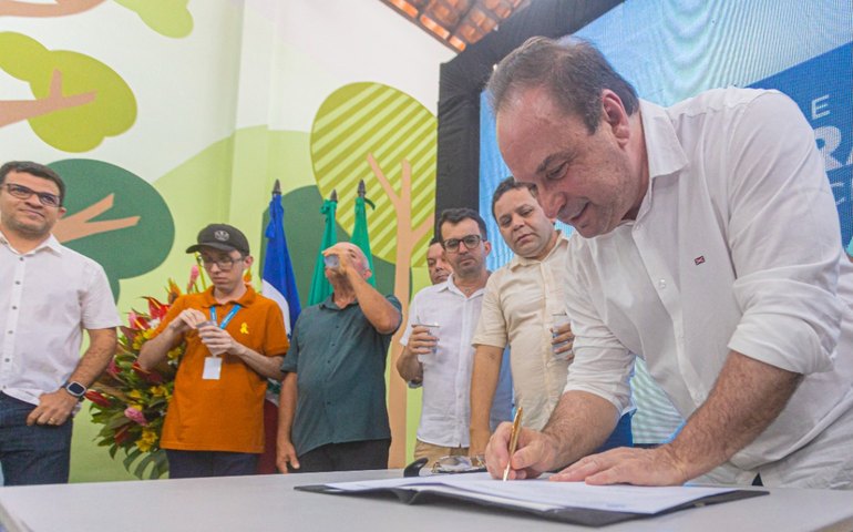 Prefeito Luciano entrega escola e anuncia  ginásio  e creche no Cangandu