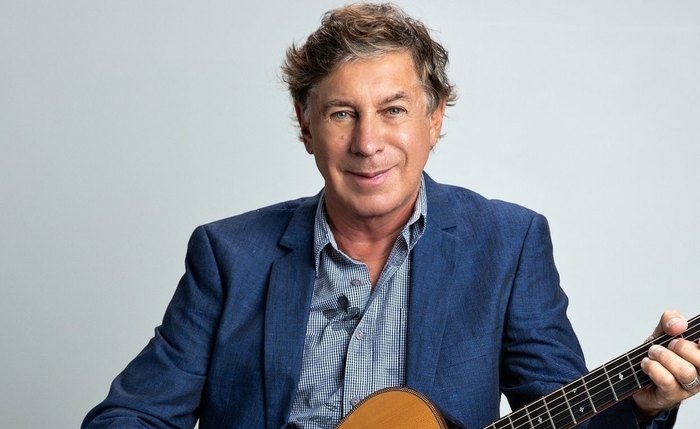 Artista revisita clássicos e reúne sucessos que marcaram gerações