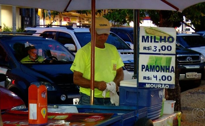 Muitos vendedores ambulantes e trabalhadores sem carteira assinada recebem menos que o mínimo (Foto: TV Anhanguera/Reprodução)