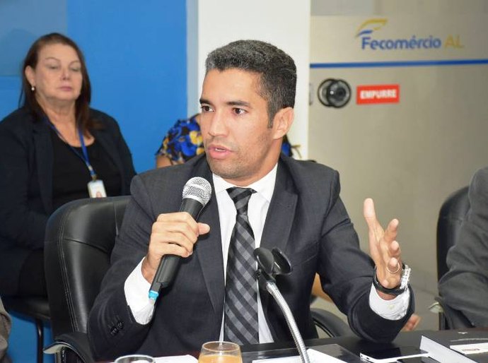 Fecomércio recebe secretário Helder Lima na reunião de diretoria