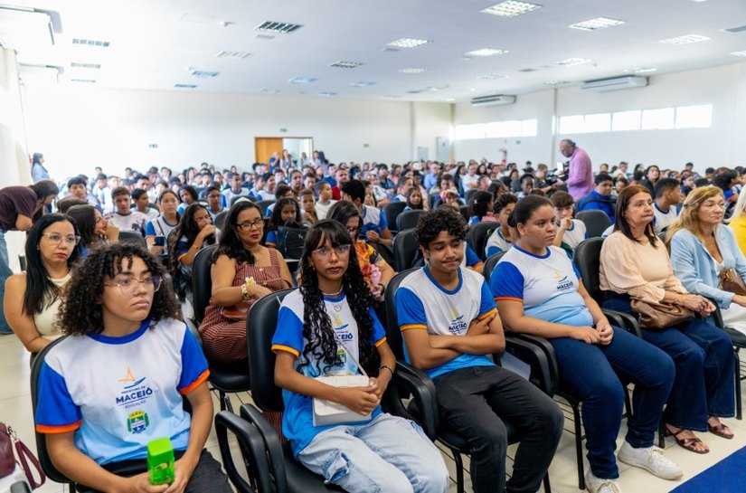 Poema escrito por estudante vira inspiração para debate sobre bullying nas escolas de Maceió