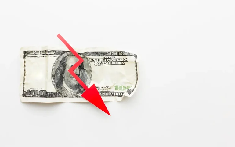 Por que o dólar está em queda? Entenda os motivos por trás do recuo da moeda global
