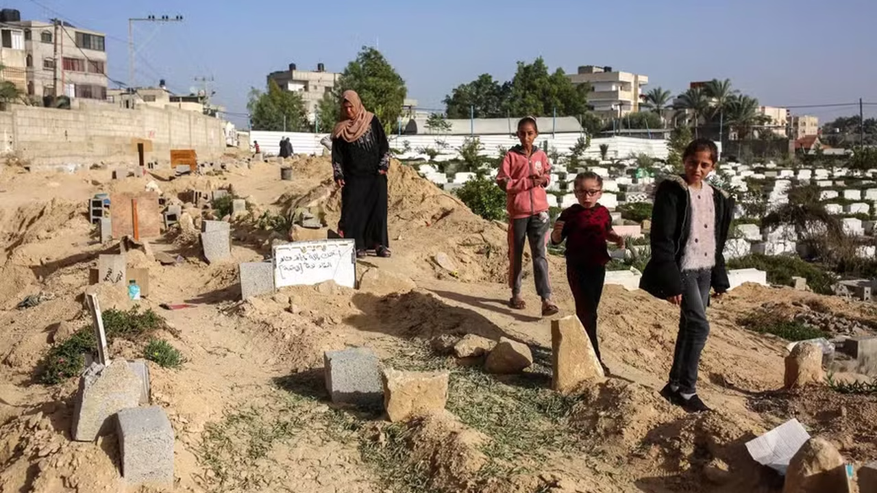 Em dez meses, guerra em Gaza tem milhares de mortos e impede luto digno de palestinos: 'Me dói não ter enterrado meu filho'
