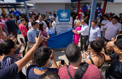 Governo de Alagoas autoriza construção de 300 unidades habitacionais e entrega escola no Pilar