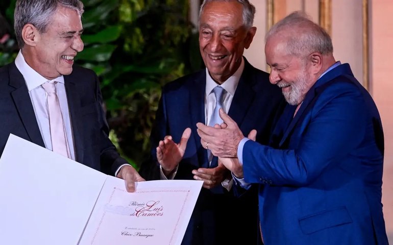 Chico Buarque recebe Prêmio Camões