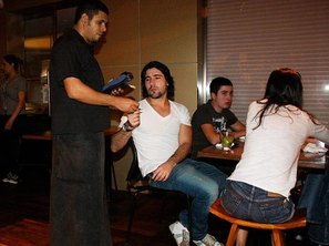 Cavalheiro, Sandro paga a conta do jantar ...