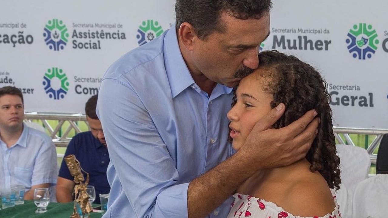 Marlan Ferreira entrega cerca de 4 mil tablets aos alunos da rede municipal e inaugura obras em Limoeiro