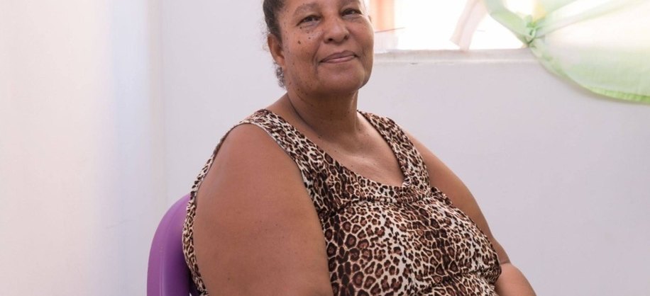 A catadora de sururu Rosane Maria, 55, comemora a mudança de vida: "É outro ambiente". Foto: Victor Vercant/Secom Maceió