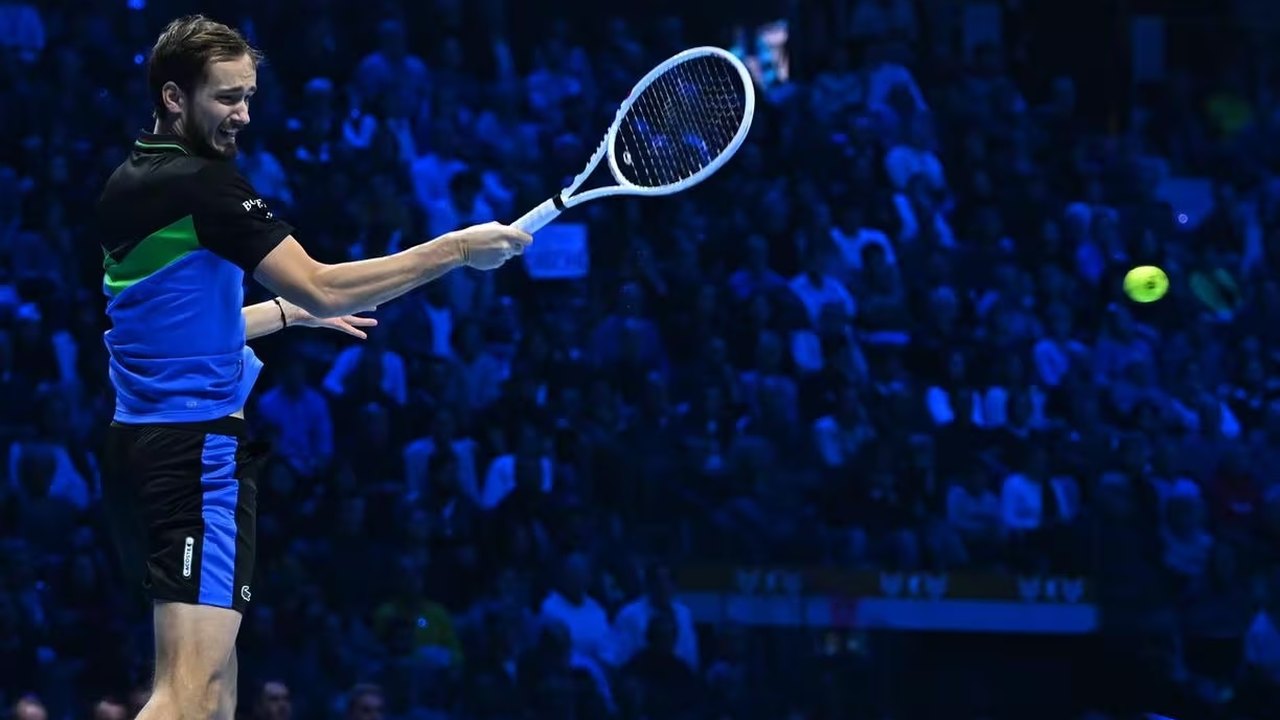 Medvedev supera Zverev e garante vaga nas semifinais do ATP Finals