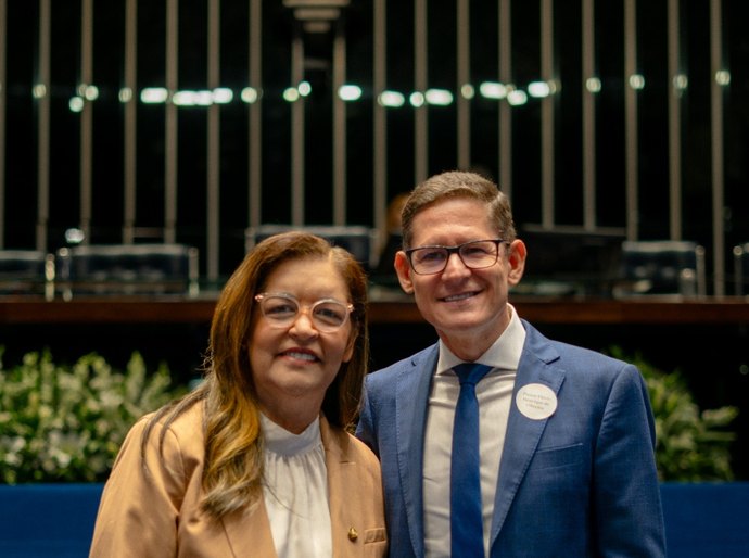 No Senado Federal, Dra Eudócia entrega comenda ao presidente da Igreja Adventista do Sétimo Dia em Alagoas