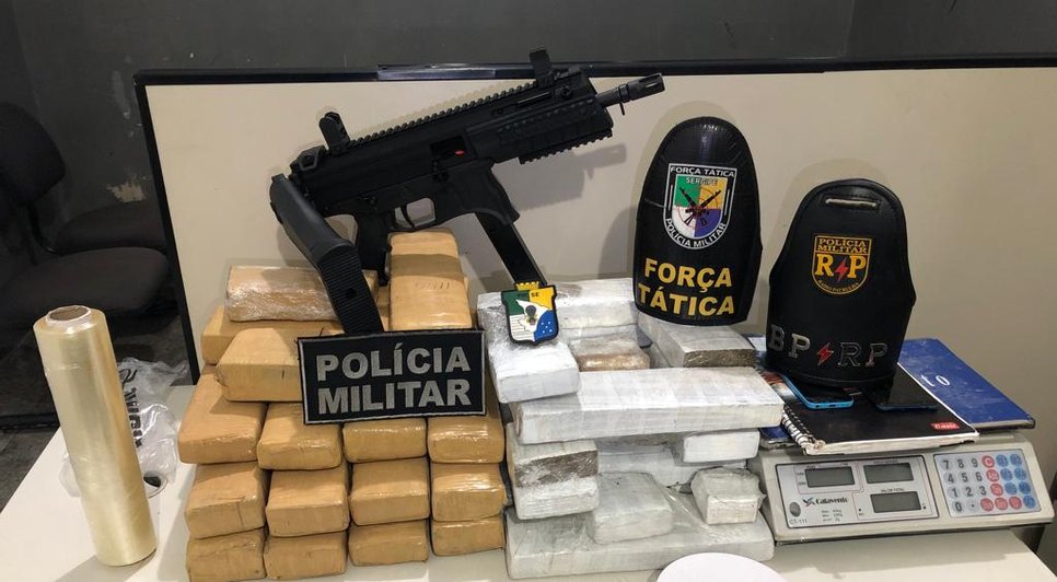 Sub metralhadora e cerca de 30kg de maconha são apreendidos em Aracaju / Foto: Foto: Polícia Militar/SE