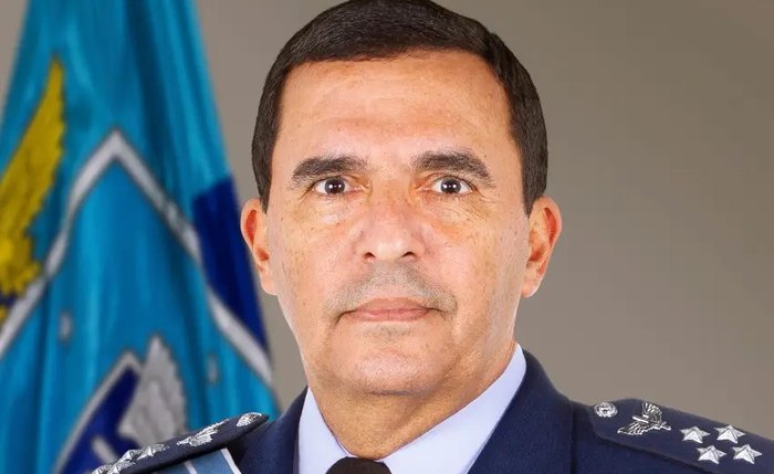 Brigadeiro Carlos de Almeida Baptista Júnior defende entregar o cargo antes da data tradicional