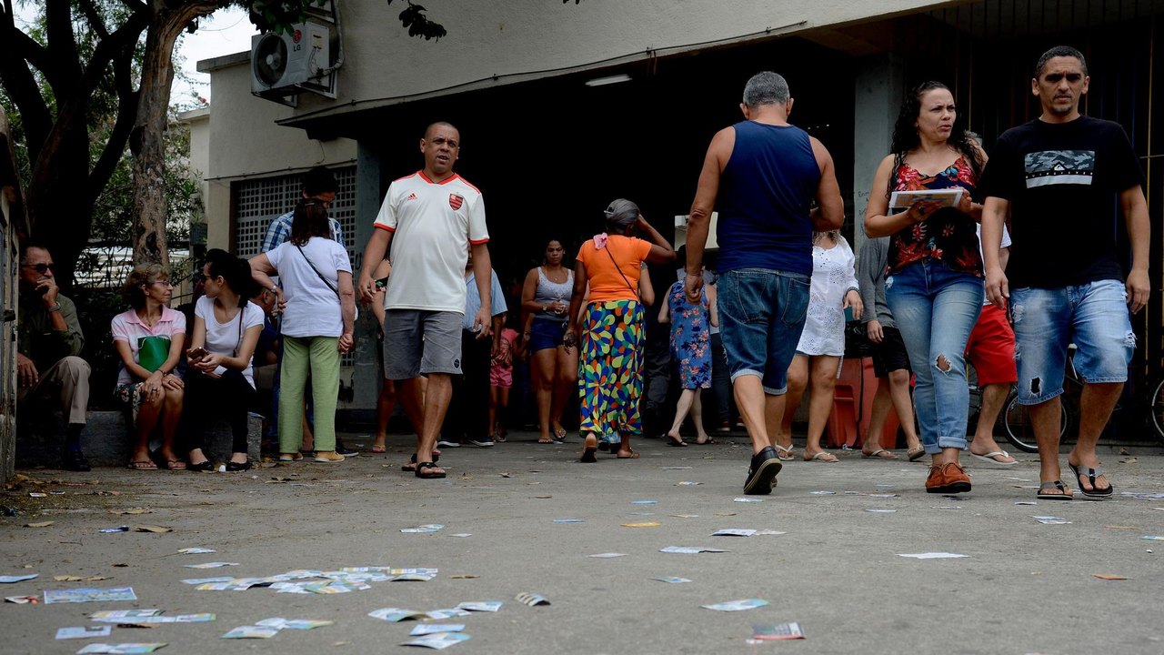 Entre risos e lágrimas: 10 momentos bizarros que marcaram o 1º turno das eleições