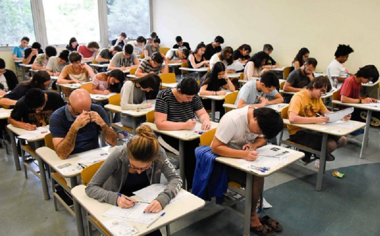 Congelamento de concursos públicos fecha cursinhos