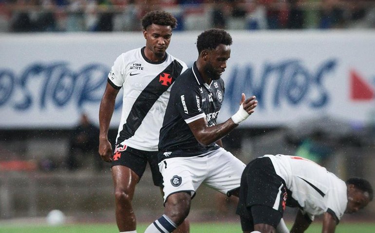 Remo e Vasco empatam em Belém após atraso por forte chuva