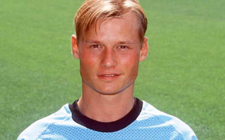 Ex-goleiro do Arsenal, Alex Manninger morre aos 48 anos após carro ser atingido por trem na Áustria