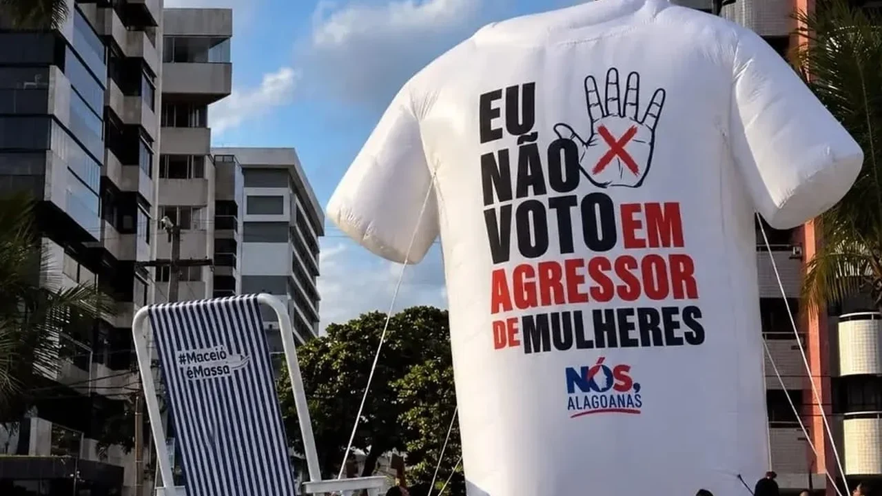Camisa gigante contra agressores de mulheres viraliza nas redes e chama atenção na orla de Maceió