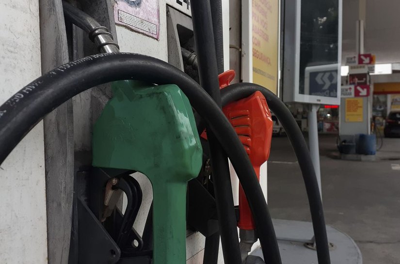 Governo corta impostos e anuncia subsídio para segurar preço do diesel