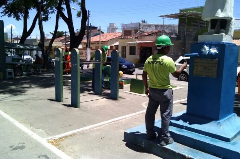 Praças, mirante e coreto da capital alagoana recebem manutenção