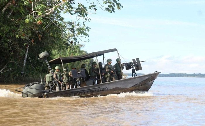 Equipes da Marinha e do Exército integram buscas