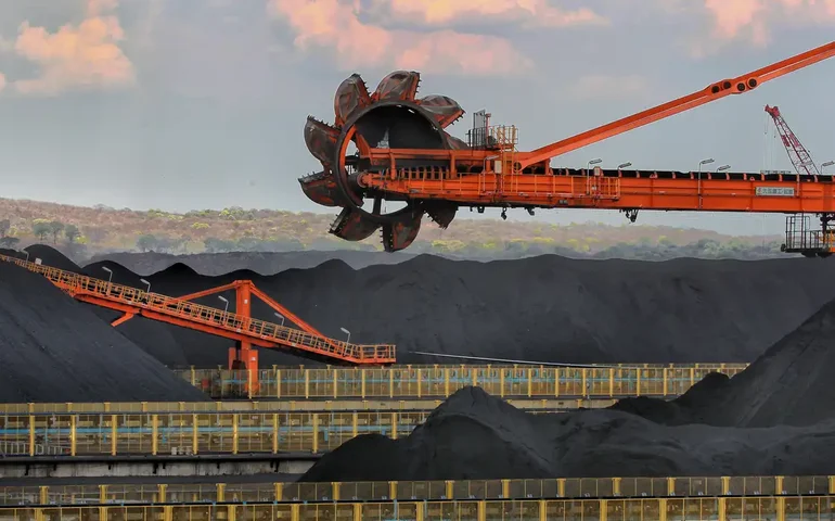 Glencore reduz projeção de produção de carvão para energia em 2025, após queda na produção