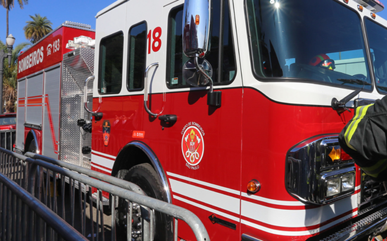 Bombeiros de São Paulo buscam mulheres desaparecidas após naufrágio