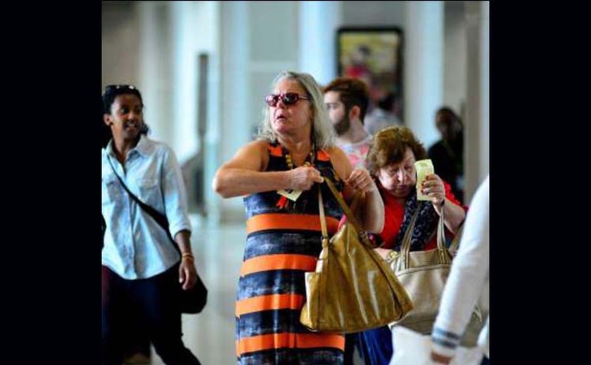 Vera Fischer aparece irreconhecível em aeroporto carioca