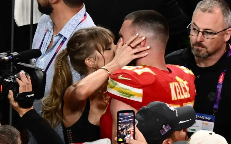 Super Bowl: Namorado de Taylor Swift, Travis Kelce 'tromba' com técnico dos Chiefs após ser retirado de campo e é criticado; vídeo