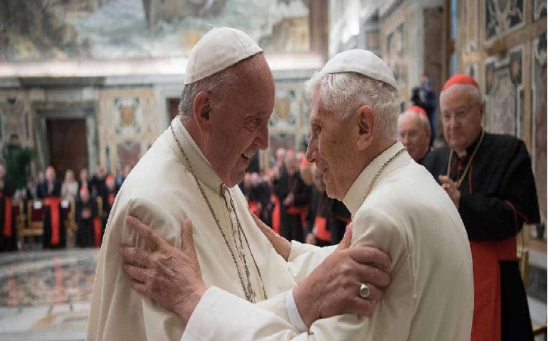 Papa Francisco fala em gratidão e homenageia Bento XVI em missa: nobre e gentil